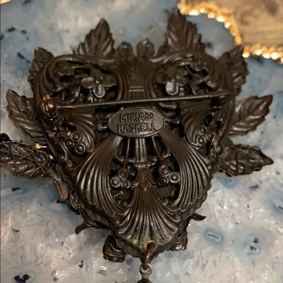 MIRIAM HASKELL BLACK GLASS BROOCH PIN - Picture 6 of 6